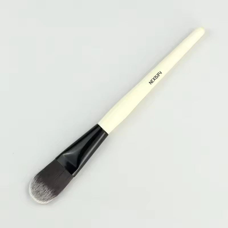 Professional makeup brushes suitable for foundation, eyeliner, eyeshadow, contouring, and lip gloss