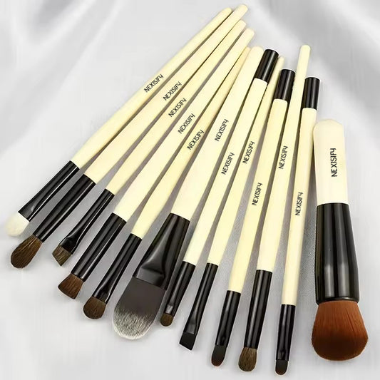 Professional makeup brushes suitable for foundation, eyeliner, eyeshadow, contouring, and lip gloss